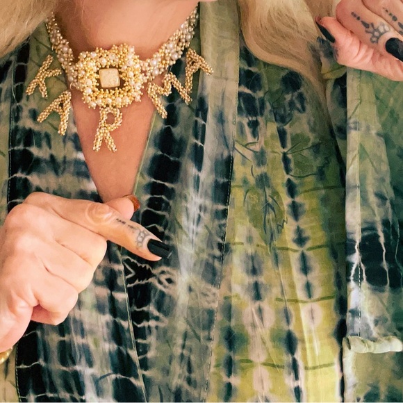 Loutus Kimono featuring sustainable Silk size large for the Queens  10 to 14 - Picture 8 of 17